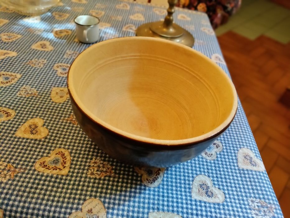 Duża brązowa ciężka misa gliniana vintage