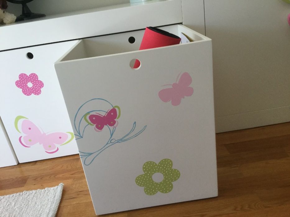 Móvel estante e de arrumação para quarto de menina