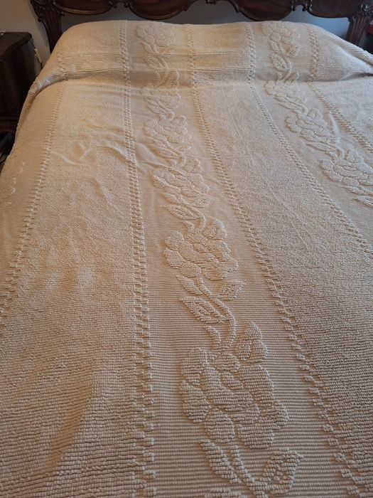 Vendo colcha para cama de casal.