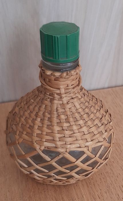 Garrafão pequeno anos 60 envolto numa cesta de vime. Para colecionador