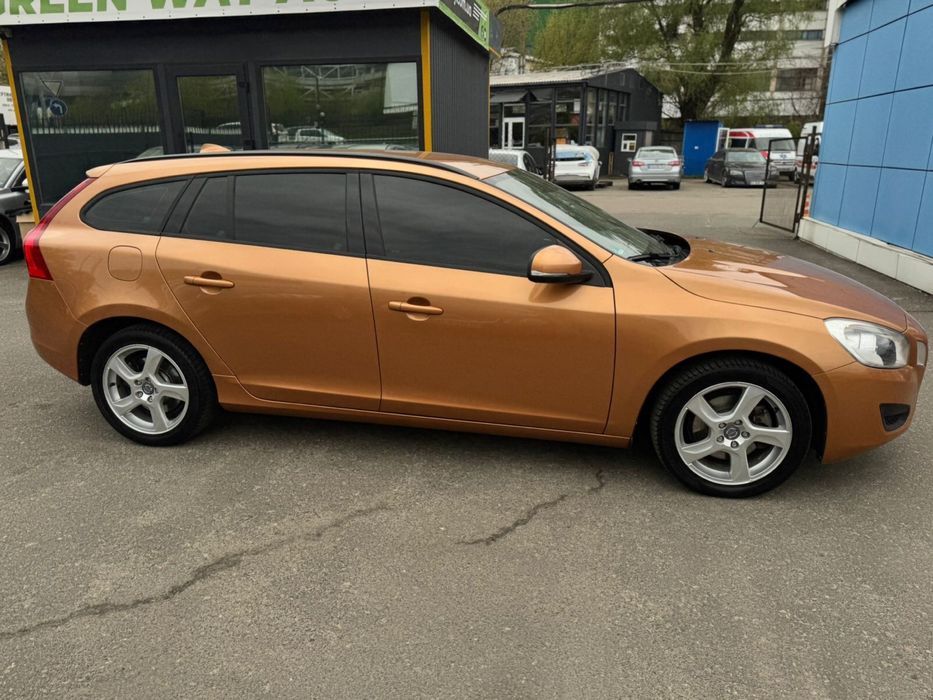 VOLVO V60 1,6 л. D2 не фарбований ВІДЕО