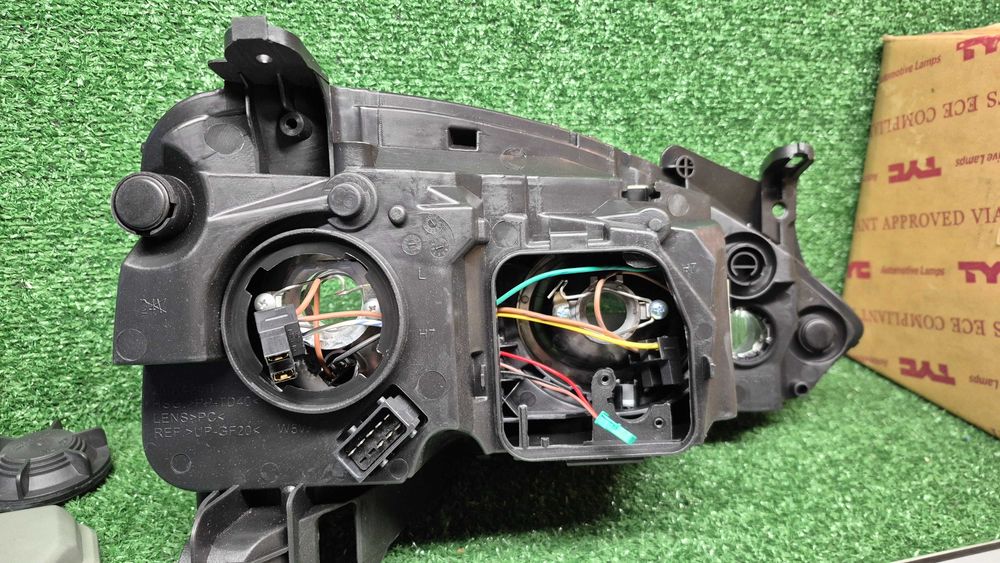 Otica Farol Frente Esquerdo Opel Corsa C X01 Combo C 2000 a 2012 Ref. 20-A424-05-2B NOVO TYC