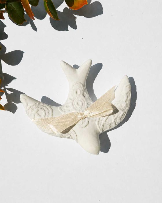 ANDORINHA 3D com arabescos Perfumada em Pó Cerâmico - Lembrança