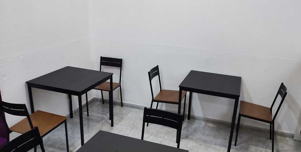 5 mesas e 17 cadeiras