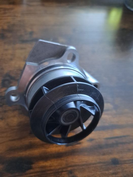 Pompa wody z uszczelką OE 03L121011P