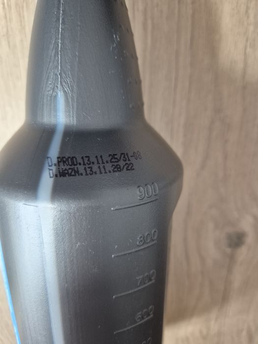 Clinex Glass — це професійний засіб для миття вікон, дзеркал, кришталю