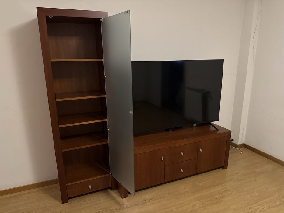 URGENTE(para desocupar)-Móvel para TV (Largura -1.50m Profundidade - 55cm Altura - 56cm). + Cristaleira  (. Alt. - 1,90 m Larg. - 60 cm Prof. - 40 cm)