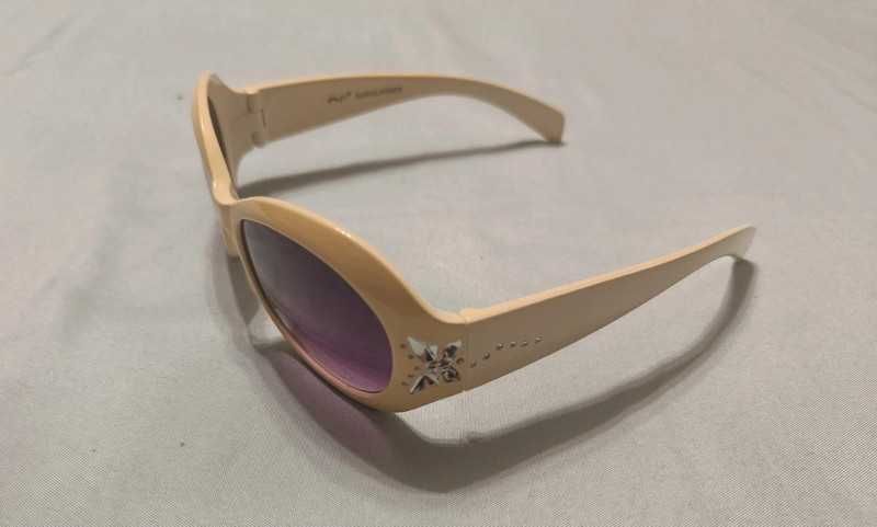 Kremowe okulary przeciwsłoneczne dla dziecka z fioletowymi szkłami