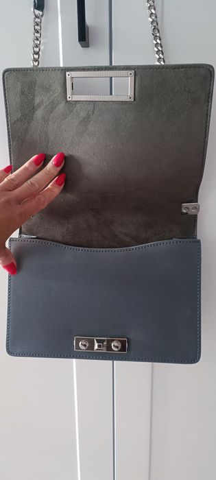 Skórzana torebka Gino Rossi na łańcuszku