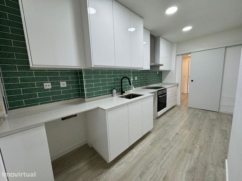 Fantástico Apartamento T2 Totalmente Remodelado com Parqueamento