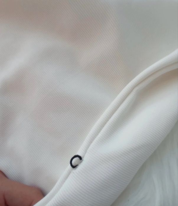 Elegancka biała sukienka z kołnierzykiem