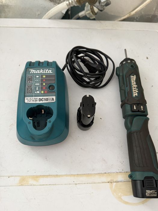 aparafusadora articulada reta Makita DF012D