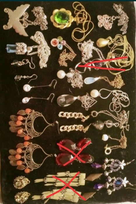 Серьги с натуральными камнями и бижутерия.