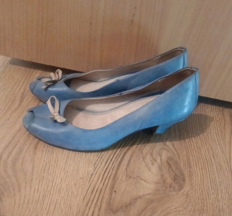 Buty na obcasie, odkryte palce