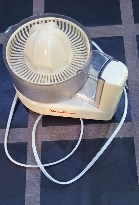Espremedor de sumo elétrico da moulinex, a funcionar e em bom estado