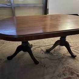 Mesa de jantar grande em madeira maciça, extensível