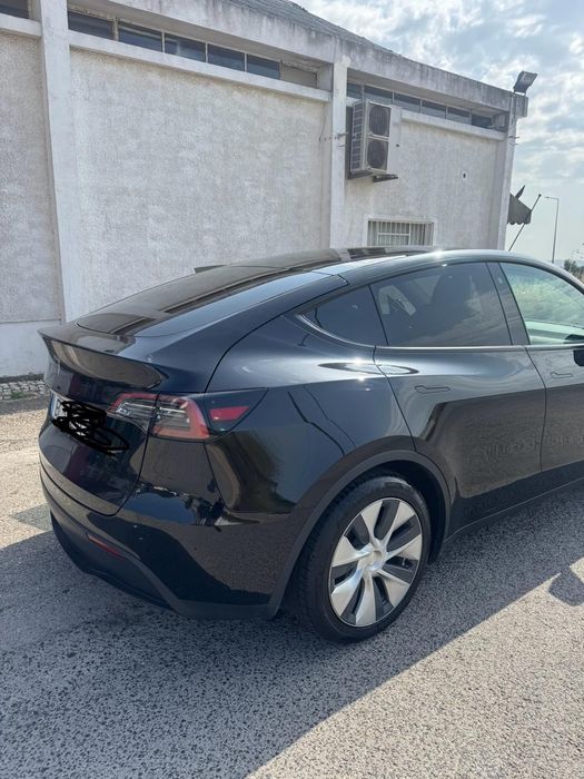 Tesla model y standard range