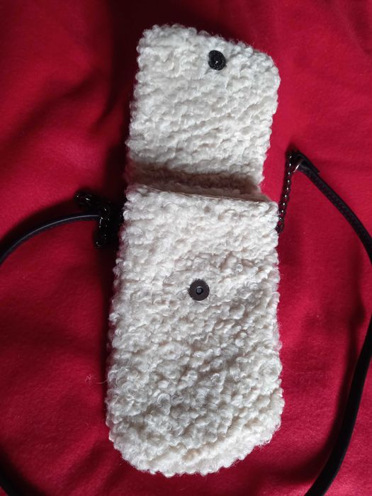 Bolsa para telemóvel em pêlo artificial creme - Stradivarius