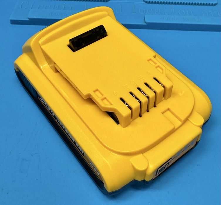 Аккумулятор Dewalt XR 20 вольт 8А DCB200