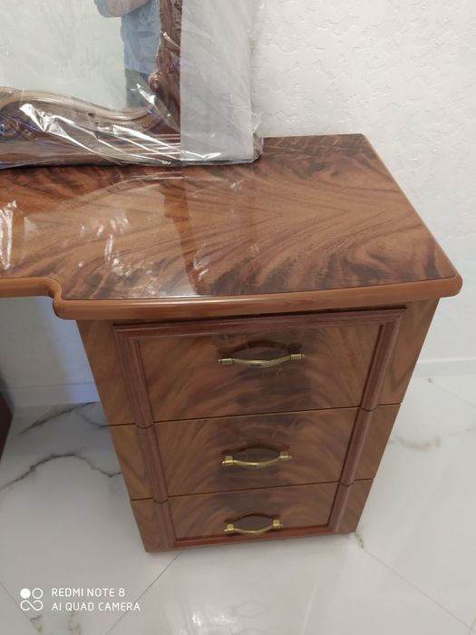 Комод для спальні з дзеркалом шафа