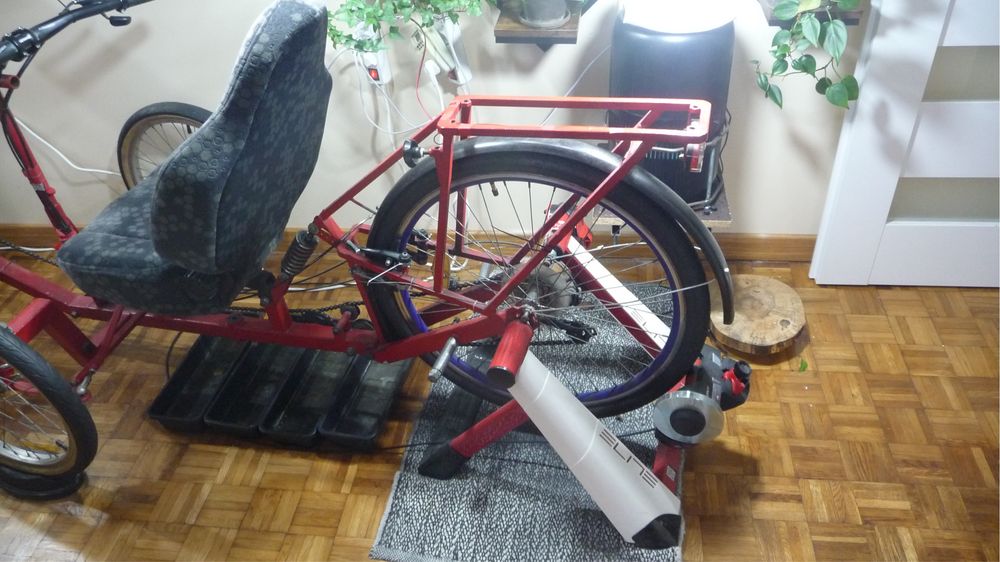 Rower poziomy trzykołowy dla osoby niepełnosprawnej