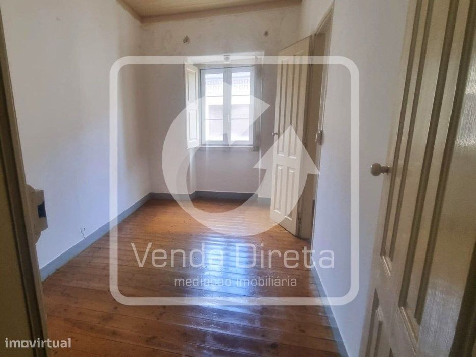 Prédio Urbano de Utilização Mista com Potencial Habitacional e Come...