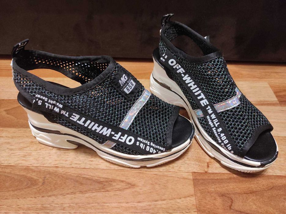 Женские босоножки на танкетке