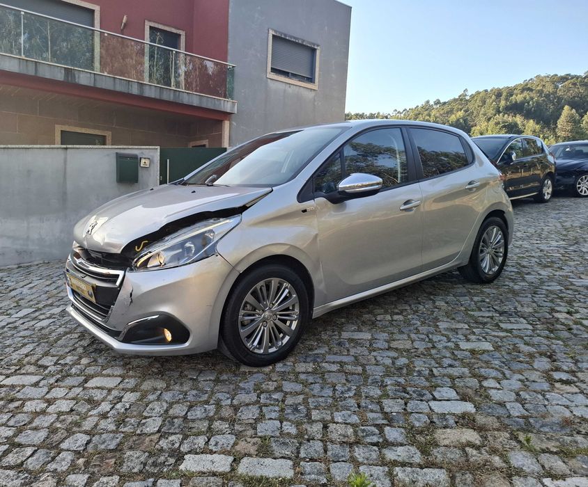 Peugeot 208 1.6 BlueHDi Style Apenas 111 Mil Kms Nacional de 2016/11