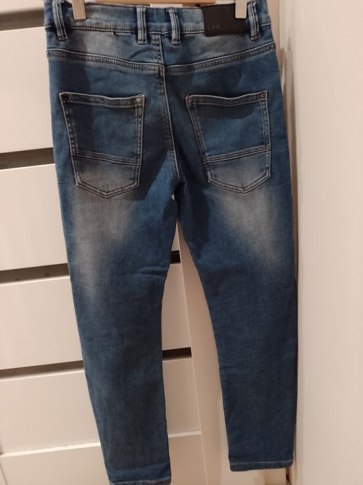 Niebieskie jeansy r. 146