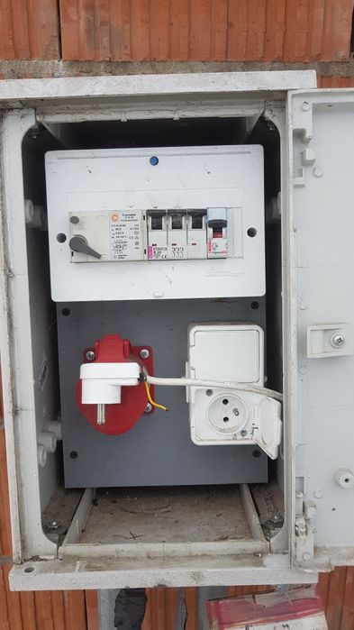 Skrzynka elektryczna budowlana