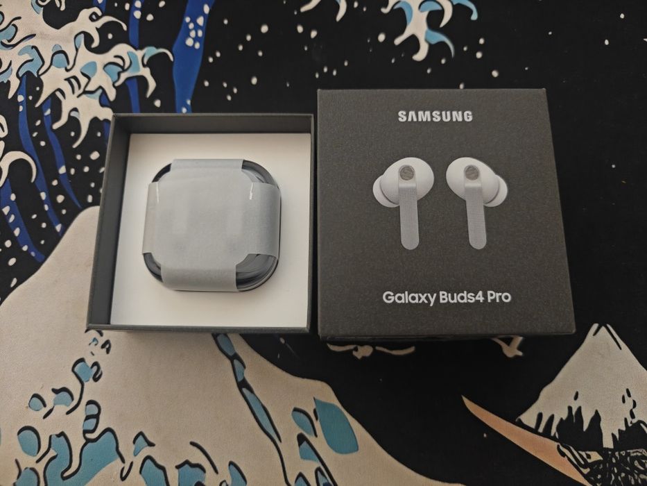 Troco/Vendo Samsung Buds 4 Pro novo com caixa e acessórios!