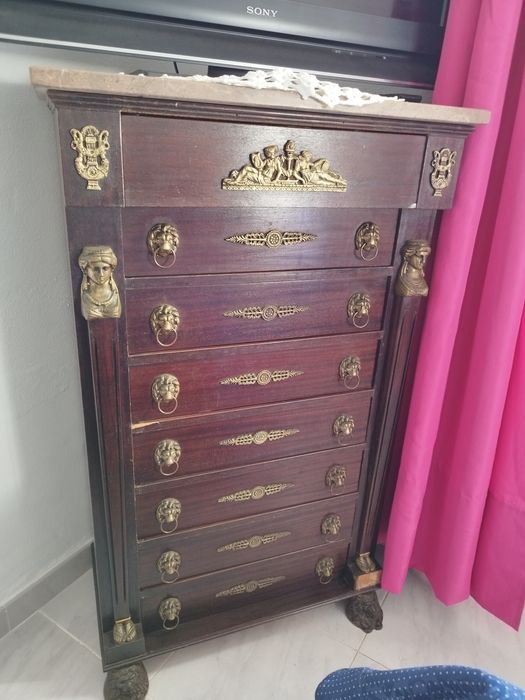 Móvel camiseiro com várias gavetas,em estilo clássico.