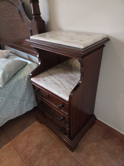 Mobília de Quarto Completa em Madeira Maciça e Mármore Genuíno (Cama, Cómoda, Secretária e 2 Mesas de Cabeceira)