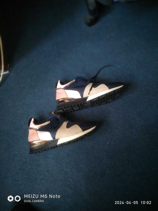 Продам женские кроссовки (разм. 39-40) новые