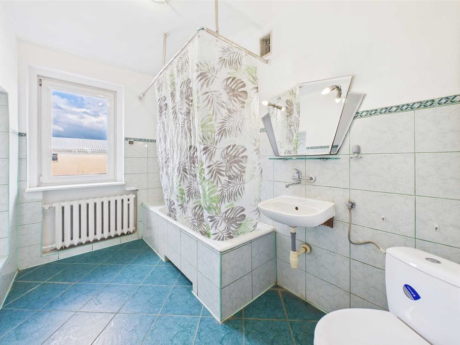 Dom dla firm z ogrodzonym terenem i parkingiem