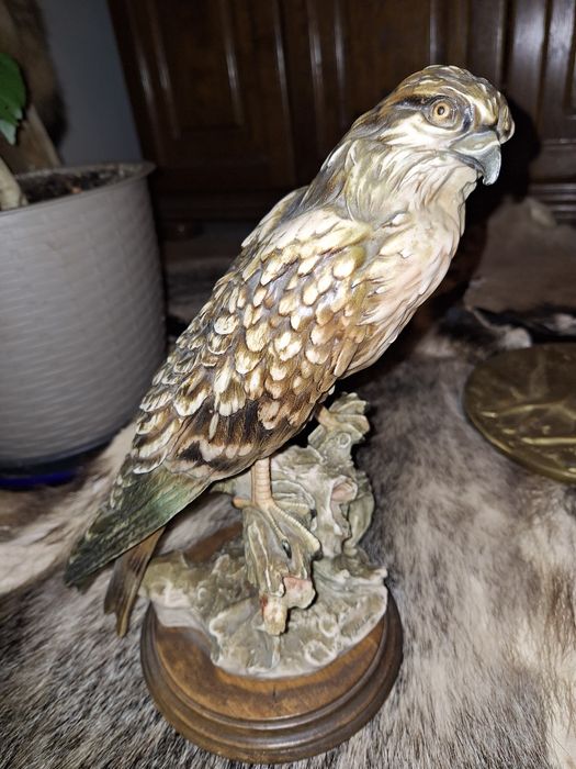 Figura sokół. G. Armani; rzeźba ptak