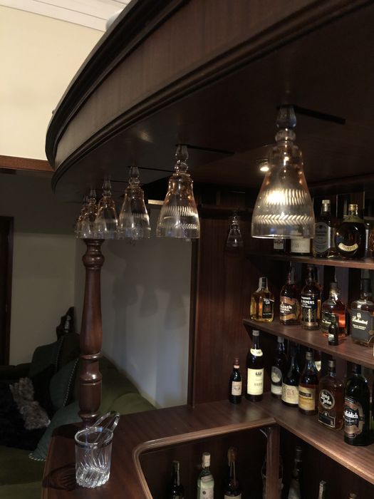 Bar Interior + Bancos