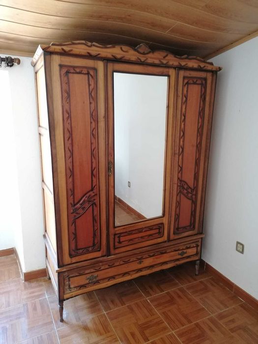 Quarto antigo (cama, mesinhas, espelho, roupeiro)