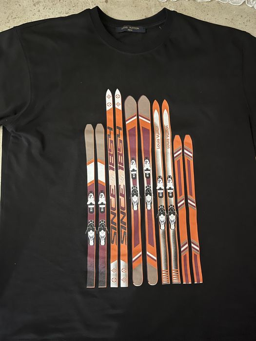 T-shirt preta Louis Vuitton com estampa de ski.