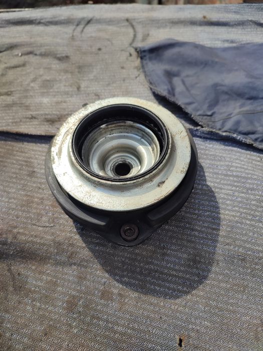 Опора переднього амортизатора VW