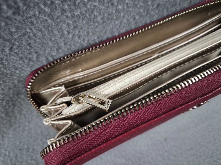 Женский кошелек Guess на молнии в бордовом цвете