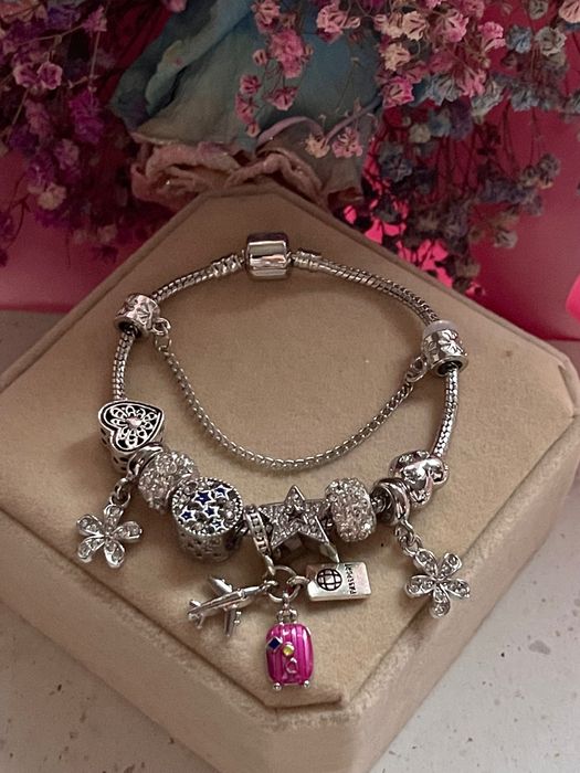 Srebrna bransoletka z charmsami podróż prezent biżuteria glamour viral