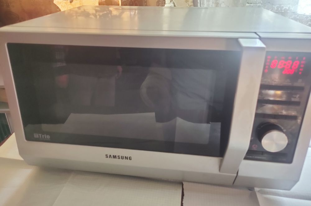 Продам микроволновую печь SAMSUNG модель CE 1175 ER.