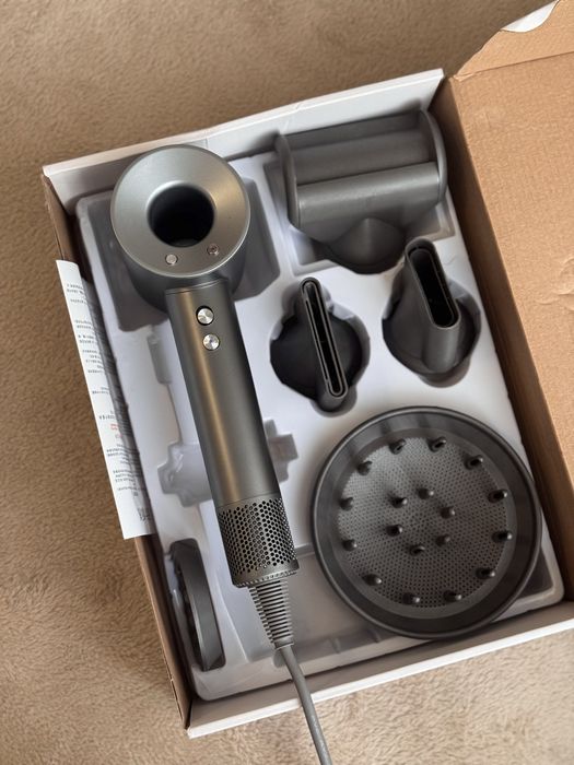 Фен-стайлер у стилі Dyson