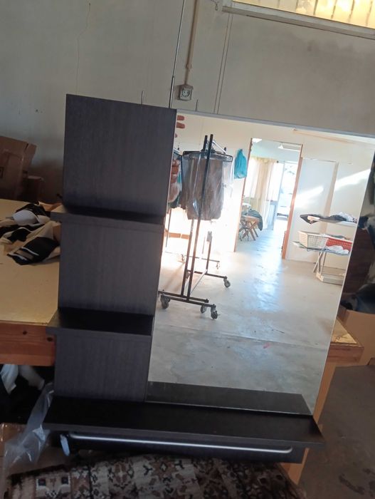 Espelho com prateleiras cor castanho