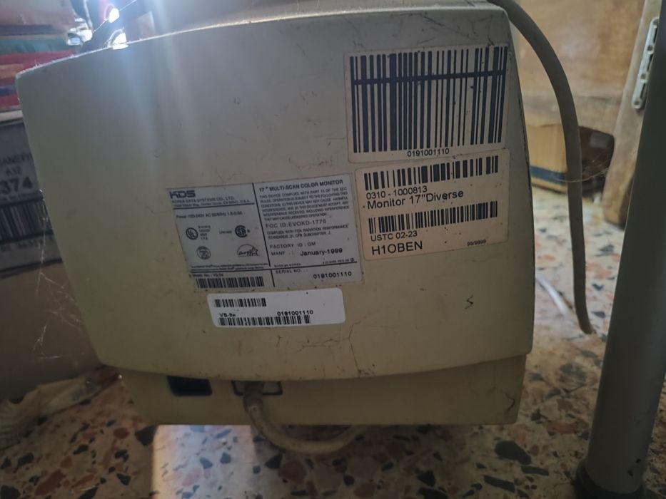 Torre e monitor antigo