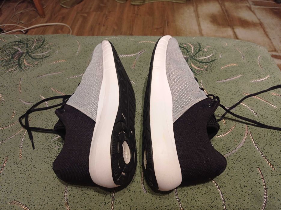 Кроссовки Under Armour( оригинал) фирменные размер-46 стелька-30см