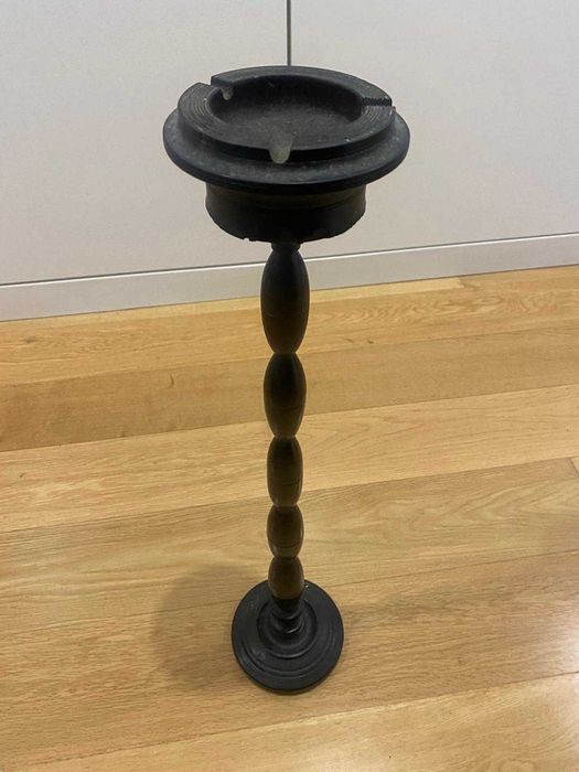 Cinzeiro de pé em madeira maciça + caixa decorativa