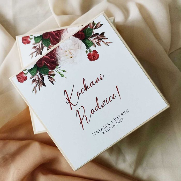 Drewniane zaproszenie na ślub dla rodziców bordowe