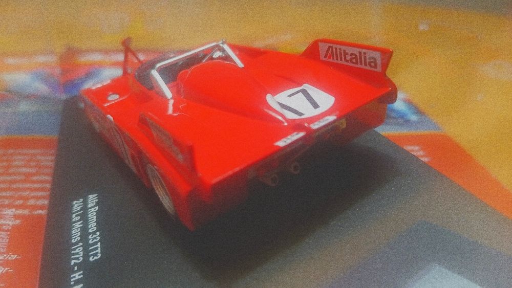 Miniaturas 1/43 Alfa Romeu Giulia e 33Tt em estado novo
